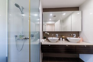 Douche, baignoire à remous, séchoir à cheveux, serviettes fournies