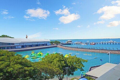 Lagoon Waterfront Oasis, relaxing balcony & BBQ