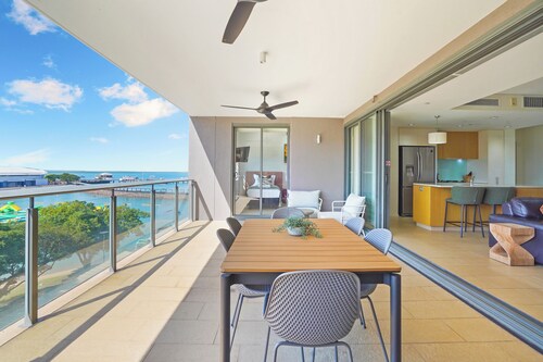 Lagoon Waterfront Oasis, relaxing balcony & BBQ