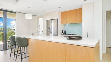 Réfrigérateur, micro-ondes, four, plaque de cuisson