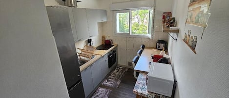 Een koelkast, een microgolfoven, een oven, een kookplaat