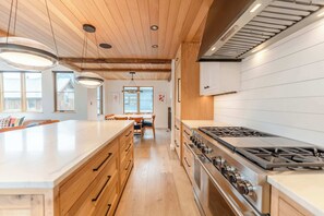 Wasserkocher mit Kaffee-/Teezubehör, Kühlschrank, Mikrowelle, Ofen