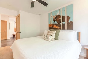 5 bedrooms, desk, iron/ironing board, travel cot - Teocalli Art House, new, hot tub, walk everywhere! (Crested Butte)