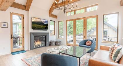 Teocalli Art House, new, hot tub, walk everywhere!