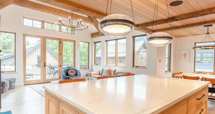 Teocalli Art House, new, hot tub, walk everywhere!
