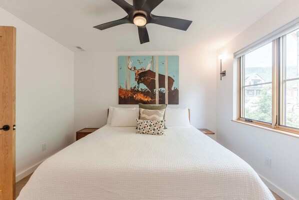 5 Schlafzimmer, Schreibtisch, Bügeleisen/Bügelbrett, Reisekinderbett