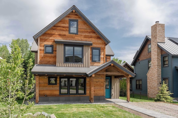 Exterior - Teocalli Art House, new, hot tub, walk everywhere! (Crested Butte)
