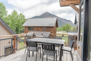 Outdoor dining - Teocalli Art House, new, hot tub, walk everywhere! (Crested Butte)