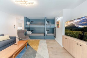 5 chambres, bureau, fer et planche à repasser, lit de bébé portatif