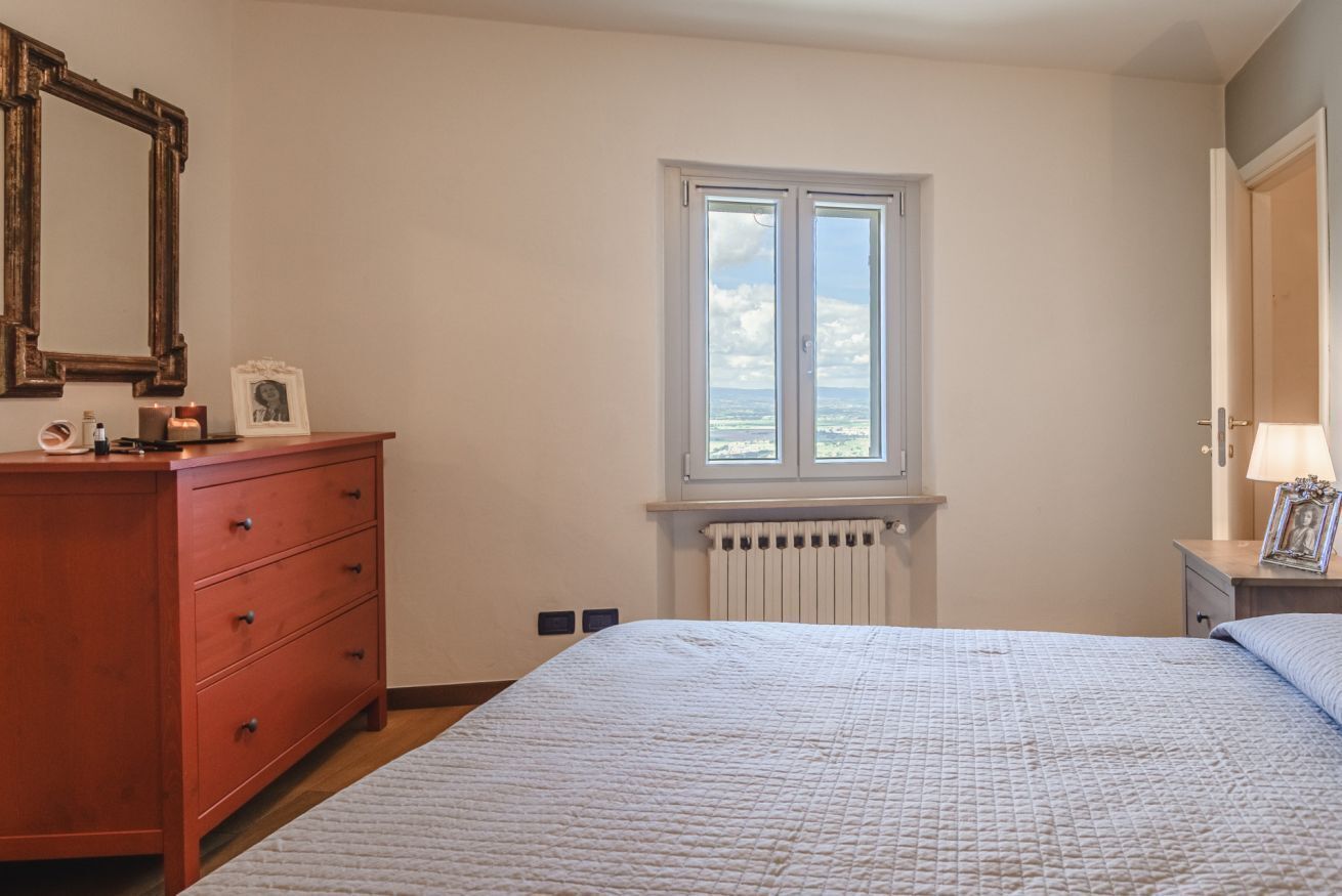 3 bedrooms, iron/ironing board, travel cot