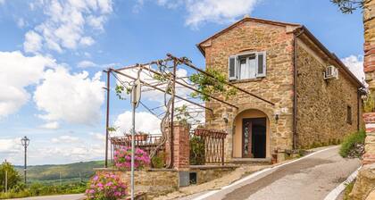 Casa Belvedere – Tuscan charm with breathtaking views just steps from Cortona