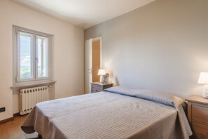 3 bedrooms, iron/ironing board, travel cot - Casa Belvedere – Tuscan charm with breathtaking views just steps from Cortona (Torreone)