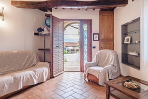 Living area - Casa Belvedere – Tuscan charm with breathtaking views just steps from Cortona (Torreone)