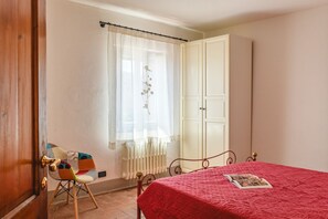 3 bedrooms, iron/ironing board, travel cot