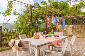 Outdoor dining - Casa Belvedere – Tuscan charm with breathtaking views just steps from Cortona (Torreone)