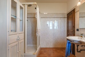 Shower, bidet, towels