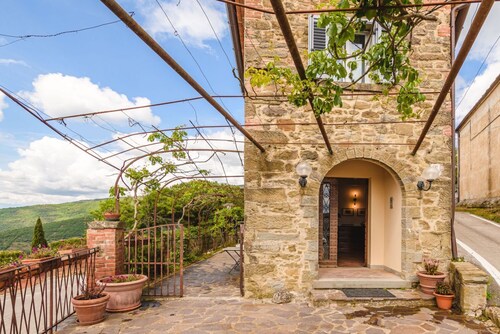 Casa Belvedere – Tuscan charm with breathtaking views just steps from Cortona