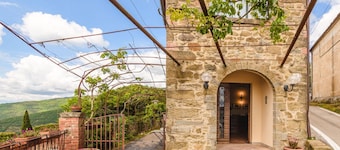 Casa Belvedere – Tuscan charm with breathtaking views just steps from Cortona
