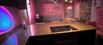 Party/Pet friendly Warehouse in Montrose. 2bedrooms 2 full baths. Fun location.