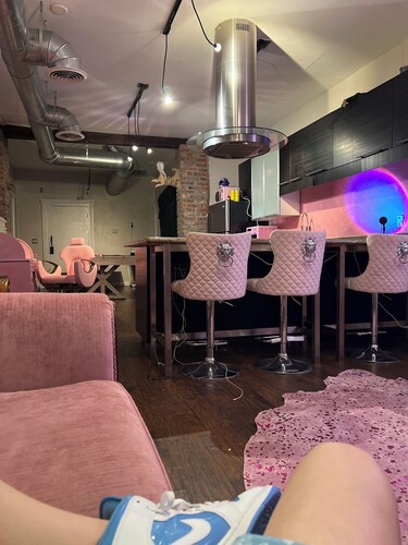 Party/Pet friendly Warehouse in Montrose. 2bedrooms 2 full baths. Fun location.