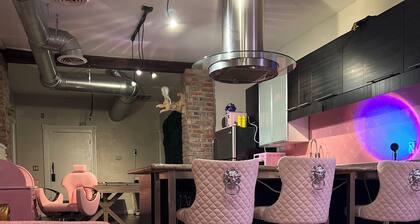 Party/Pet friendly Warehouse in Montrose. 2bedrooms 2 full baths. Fun location.