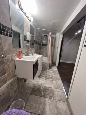 淋浴设施、吹风机、毛巾、肥皂