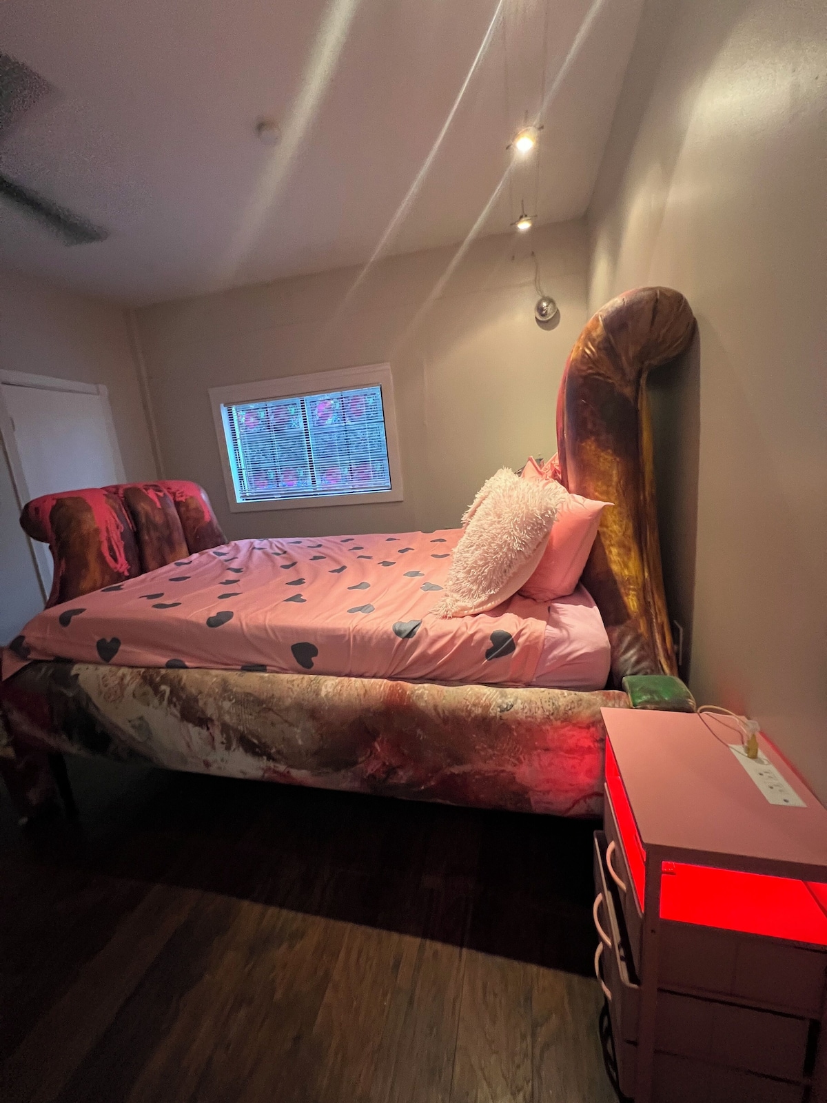 Photo 17 of Party/Pet friendly Warehouse in Montrose. 2bedrooms 2 full baths. Fun location.