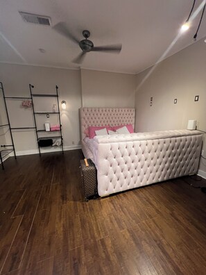 2 多间卧室、熨斗/熨衣板、免费 WiFi、床单