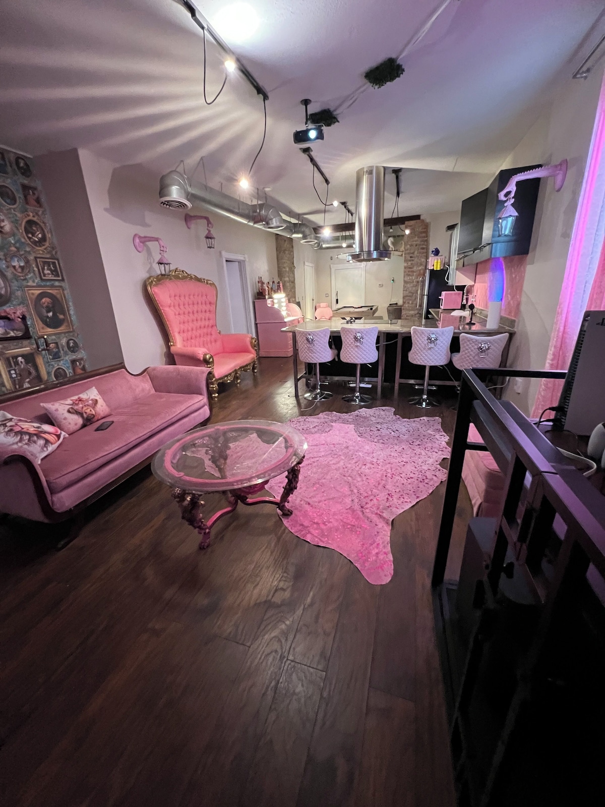 Photo 4 of Party/Pet friendly Warehouse in Montrose. 2bedrooms 2 full baths. Fun location.