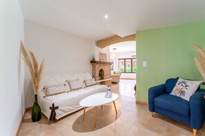 TV, fireplace