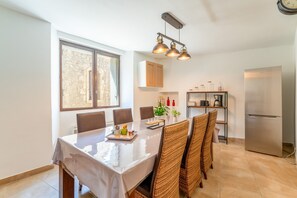 Dining - Holiday Home ‘La Bonbonnière’ – Charm and Comfort at the Foot of Mont Ventoux (Malaucène)