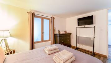 3 chambres, fer et planche à repasser, Wi-Fi, draps fournis