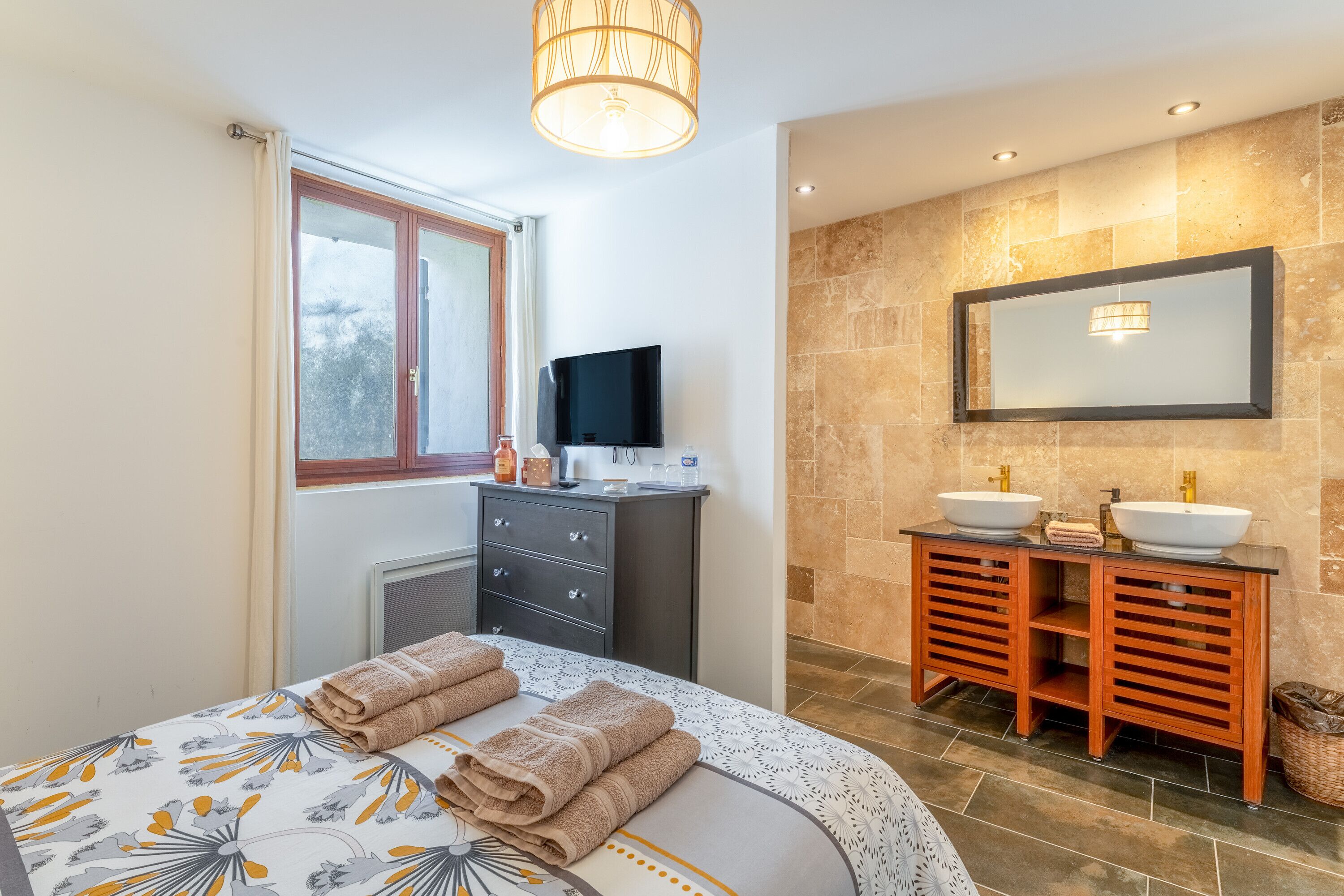 3 chambres, fer et planche à repasser, Wi-Fi, draps fournis