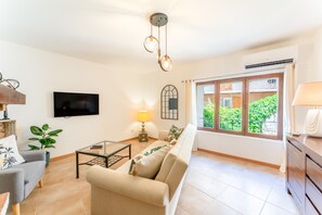 TV, fireplace - Holiday Home ‘La Bonbonnière’ – Charm and Comfort at the Foot of Mont Ventoux (Malaucène)