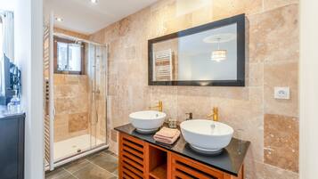 Shower, hair dryer, towels