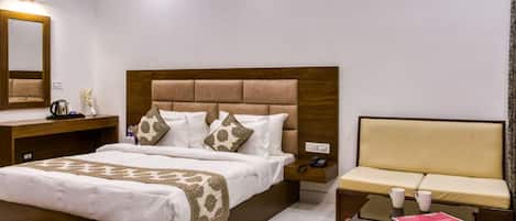 Studiosvit för familj | Skrivbord, arbetsyta för laptop och gratis wi-fi