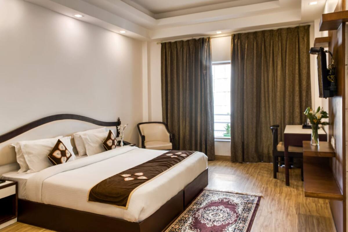 Desk, laptop workspace, free WiFi