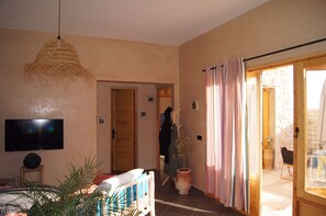 Superior Villa, Pool View | Living area