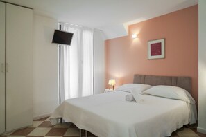 1 Schlafzimmer, Schreibtisch, Bügeleisen/Bügelbrett, Reisekinderbett