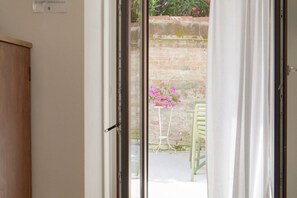 Interior - Small-scale apartment with garden (Venezia)