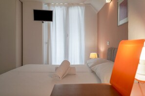 1 chambre, bureau, fer et planche à repasser, lit parapluie