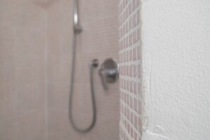 تجهيزات دش، مجففات شعر، مناشف، صابون