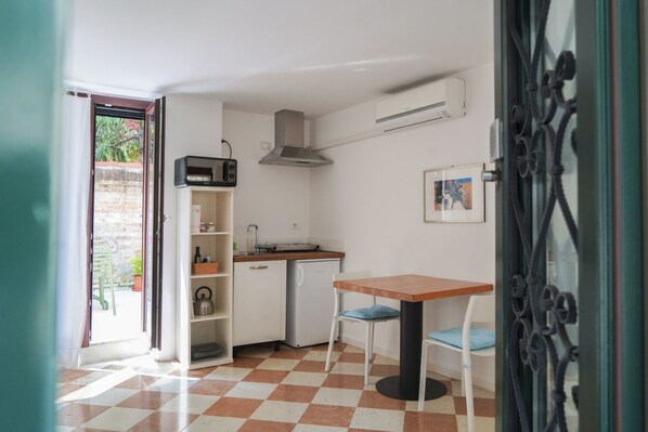 Fridge, microwave, stovetop, electric kettle