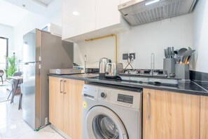 Kühlschrank, Mikrowelle, Herdplatte, Wasserkocher mit Kaffee-/Teezubehör