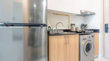 Réfrigérateur, micro-ondes, plaque de cuisson, cafetiÚre/bouilloire