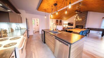 KjĂžleskap, mikrobĂžlgeovn, ovn og kokeplater