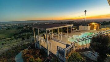 Utendørsbasseng og et oppvarmet basseng