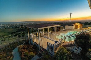 Een buitenzwembad, een verwarmd zwembad