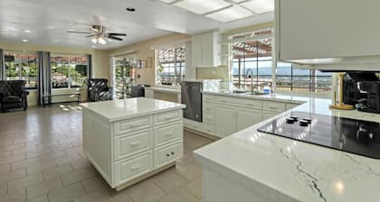 The Great Escape 5 Bedrooms -Pool, Sauna, Private Acreage .