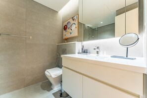 Dusche, Haartrockner, Handtücher, Seife
